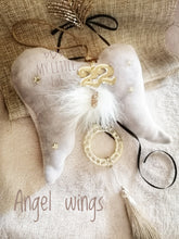 Φορτώστε την φωτογραφία στην συλλογή που προβάλλεται , Γούρι angel wings 2023 φτερά αγγέλου , Από Βελούδο ύφασμα   .στοιχεία από πλεξιγκλάς , μέταλλο , ξύλο και συνθετική γούνα. 2023
